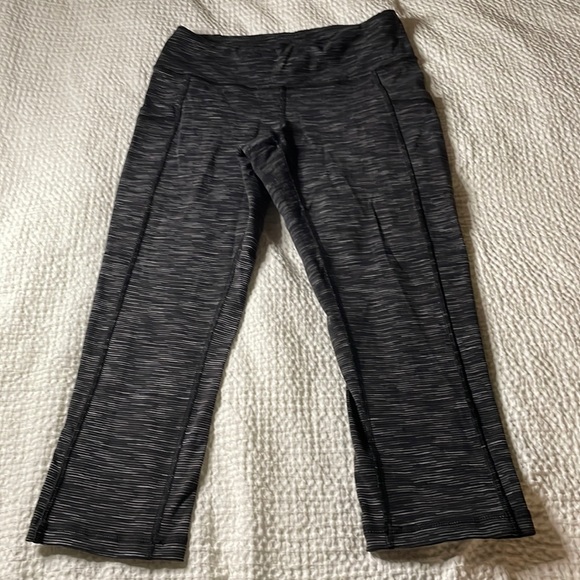 Lucy size small space dye pattern pocket capri leggings - Picture 4 of 6